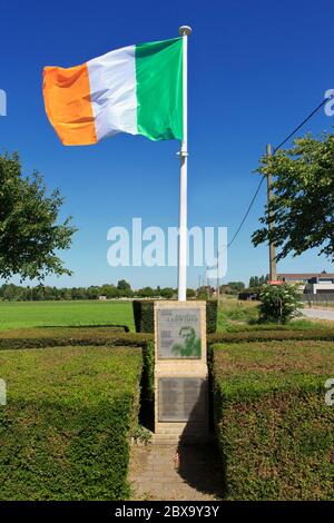 Le drapeau irlandais survolant fièrement le mémorial du poète irlandais Francis Ledwidge (1887-1917) qui est mort ici pendant la bataille de Passchendaele Banque D'Images