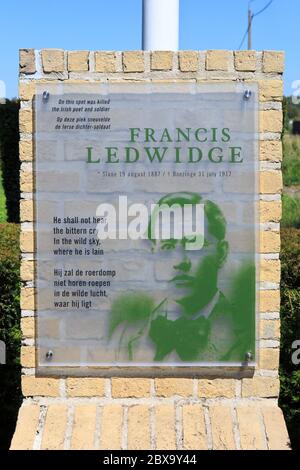 Mémorial du poète de guerre irlandais Francis Ledwidge (1887-1917) sur le lieu où il mourut pendant la bataille de Passchendaele pendant la première Guerre mondiale Banque D'Images