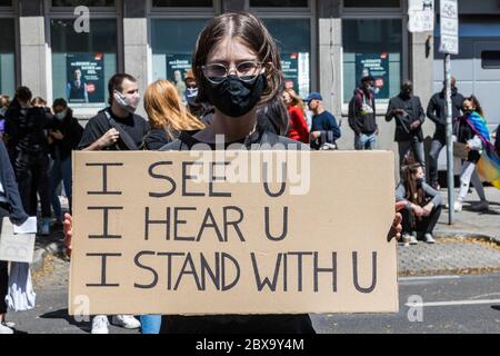 Düsseldorf, Allemagne. 6 juin 2020. Les vies noires comptent pour protester. Des milliers de personnes assistent à une manifestation contre le racisme et le meurtre du noir américain George Floyd lors de l'arrestation par des policiers blancs à Minneanapolis, dans le Minnesota. Photo: 51North/Alamy Live News Banque D'Images
