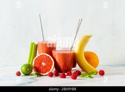 jus de smoothie frais dans des verres avec tubes métalliques sur la table et ingrédients. aliments sains Banque D'Images