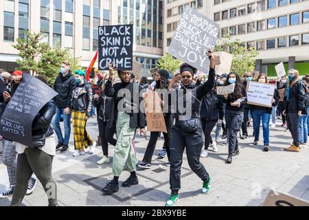 Düsseldorf, Allemagne. 6 juin 2020. Les vies noires comptent pour protester. Des milliers de personnes assistent à une manifestation contre le racisme et le meurtre du noir américain George Floyd lors de l'arrestation par des policiers blancs à Minneanapolis, dans le Minnesota. Photo: 51North/Alamy Live News Banque D'Images
