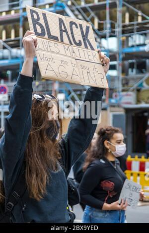 Düsseldorf, Allemagne. 6 juin 2020. Les vies noires comptent pour protester. Des milliers de personnes assistent à une manifestation contre le racisme et le meurtre du noir américain George Floyd lors de l'arrestation par des policiers blancs à Minneanapolis, dans le Minnesota. Photo: 51North/Alamy Live News Banque D'Images