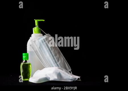Gel désinfectant ou savon antibactérien et masque facial pour mesure préventive du coronavirus, vue de dessus Banque D'Images