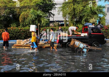 Jakarta, Indonésie. 06e juin 2020. Les gens tentent de traverser la route en raison d'une inondation de Rob à Muara Baru, le 6 juin 2020 à Jakarta, Indonésie. Selon l'Agence de météorologie en climatologie et géophysique (BCMK), les inondations dues aux marées sont causées par plusieurs facteurs, dont le phénomène de pleine lune et les vagues de marée dans la région côtière indonésienne. (Photo par Muhammad Rifqi Riyanto/INA photo Agency/Sipa USA) crédit: SIPA USA/Alay Live News Banque D'Images