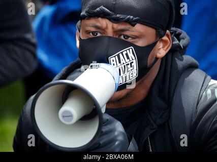 Des personnes grimpant au-dessus de la statue de la Reine Victoria lorsqu'elles participent à un rassemblement de protestation Black Lives Matter à Manchester Piccadilly Gardens, à la mémoire de George Floyd, tué le 25 mai alors qu'il était en garde à vue dans la ville américaine de Minneapolis. Banque D'Images