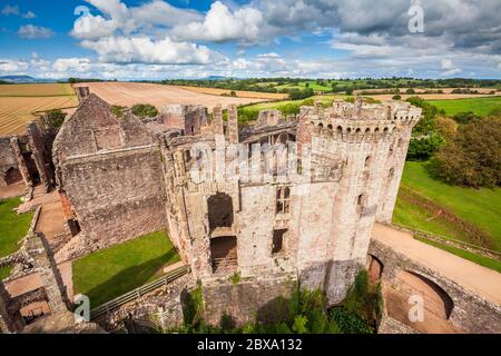 Le principal portail du château de Raglan depuis le sommet de la Grande Tour, pays de Galles Banque D'Images