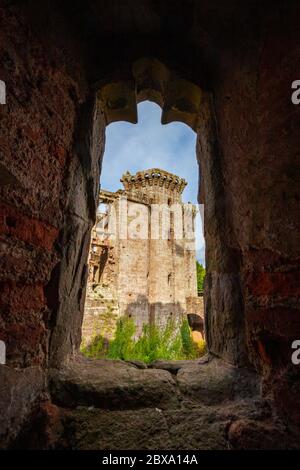 Le principal portail du château de Raglan depuis une fenêtre de la Grande Tour, pays de Galles Banque D'Images