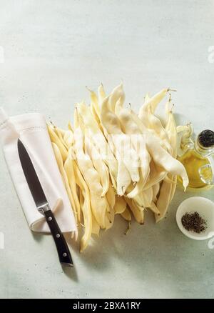 haricots de cire jaune plate italienne qui sont également appelés meraviglie di venezia sur la table et le couteau Banque D'Images