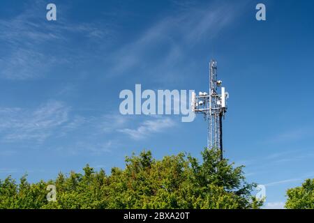 Mât de transmission de téléphone mobile dans la campagne, Écosse, Royaume-Uni. Banque D'Images