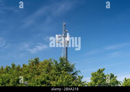 Mât de transmission de téléphone mobile dans la campagne, Écosse, Royaume-Uni. Banque D'Images