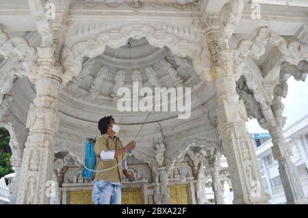 Bangalore, Inde. 6 juin 2020. Un travailleur désinfecte un temple à Bangalore, en Inde, le 6 juin 2020. Samedi matin, le ministère fédéral de la Santé de l'Inde a signalé 294 nouveaux décès et 9,887 nouveaux cas de COVID-19 au cours des dernières 24 heures dans tout le pays, portant le nombre de décès à 6,642 et le nombre total de cas à 236,657. La cinquième phase du confinement à l'échelle nationale est entrée en vigueur lundi, marquant plusieurs détentions et rouvrant de façon progressive. Crédit: STR/Xinhua/Alay Live News Banque D'Images