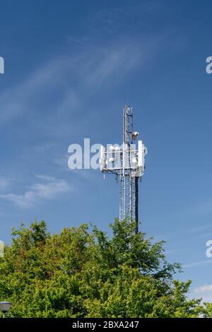 Mât de transmission de téléphone mobile dans la campagne, Écosse, Royaume-Uni. Banque D'Images