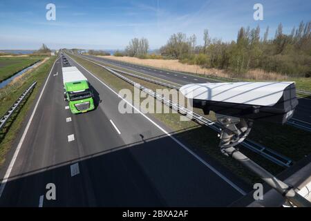 Caméra de vidéosurveillance ou système de surveillance de sécurité qui observe la circulation routière. Le camion roule sur l'autoroute Banque D'Images