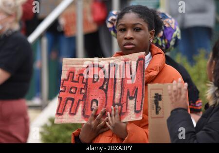 Une jeune femme britannique noire protestant contre le racisme Black Lives Matter Rally au Royaume-Uni à la suite de l'assassinat illégal de George Floyd aux États-Unis Banque D'Images