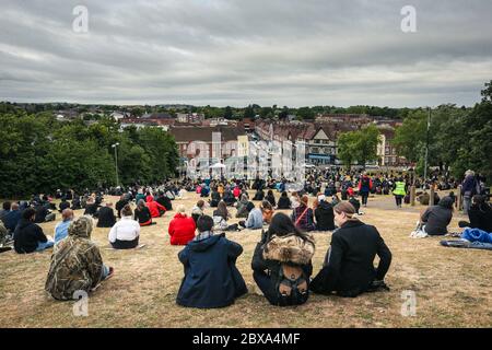 Des manifestants et des manifestants se rassemblent pour BLM, Black Lives Matter protestent et se rassemblent sur la colline de Hitchin, Hertfordshire, Royaume-Uni Banque D'Images