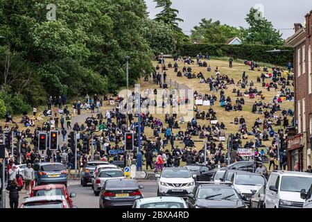 Des manifestants et des manifestants se rassemblent pour BLM, Black Lives Matter protestent et se rassemblent sur la colline de Hitchin, Hertfordshire, Royaume-Uni Banque D'Images
