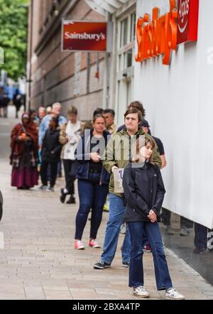 Sheffield, Royaume-Uni. 6 juin 2020. Les clients observent les distances sociales en attendant d'entrer dans un supermarché Sainsbury's sur le marché Moor à Sheffield. Crédits photo crédit: Ioannis Alexopoulos/Alay Live News Banque D'Images