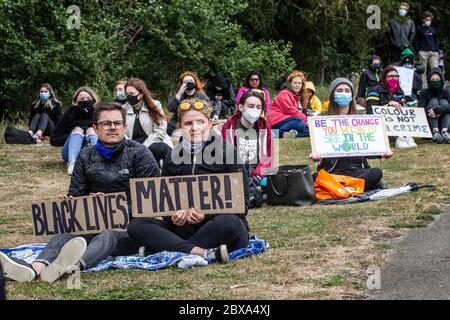 Des manifestants et des manifestants se rassemblent pour BLM, Black Lives Matter protestent et se rassemblent sur la colline de Hitchin, Hertfordshire, Royaume-Uni Banque D'Images