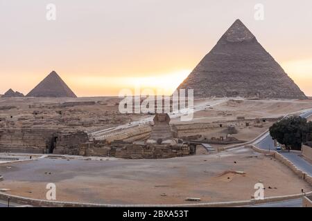 Le Sphinx, la Pyramide de Khafre et la Pyramide de Menkaure à Gizeh au coucher du soleil, en Égypte Banque D'Images