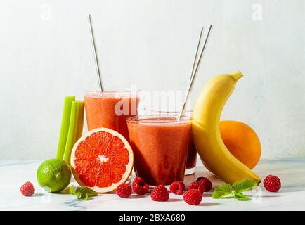 jus de smoothie frais dans des verres avec tubes métalliques sur la table et ingrédients. aliments sains Banque D'Images