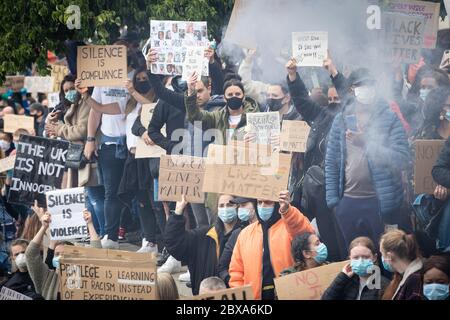 Manchester, Royaume-Uni. 06e juin 2020. Des milliers de personnes se tournent vers une démonstration de Black Lives Matter à Piccadilly Gardens. Des manifestations ont été organisées dans le monde entier après la mort de George Floyd, mort en détention policière en Amérique la semaine dernière. Credit: Andy Barton/Alay Live News Banque D'Images