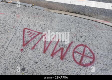 Graffiti de l'ordre du monde peint sur un trottoir de la ville de New York, États-Unis Banque D'Images