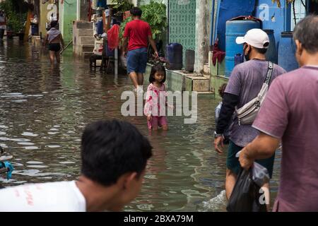 Jakarta, Indonésie. 06e juin 2020. Des enfants sont vus jouer dans l'eau inondée, pendant l'inondation de Rob à Muara Baru, Jakarta, Indonésie, le 6 juin 2020.inondations de Rob à Jarkata, c'est ?un phénomène où l'eau de mer déborde dans le continent. (Photo par Yogi Aroon Sidabariba/INA photo Agency/Sipa USA) crédit: SIPA USA/Alay Live News Banque D'Images