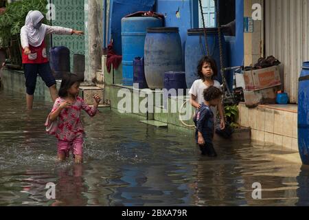 Jakarta, Indonésie. 06e juin 2020. Des enfants sont vus jouer dans l'eau inondée, pendant l'inondation de Rob à Muara Baru, Jakarta, Indonésie, le 6 juin 2020.inondations de Rob à Jarkata, c'est ?un phénomène où l'eau de mer déborde dans le continent. (Photo par Yogi Aroon Sidabariba/INA photo Agency/Sipa USA) crédit: SIPA USA/Alay Live News Banque D'Images