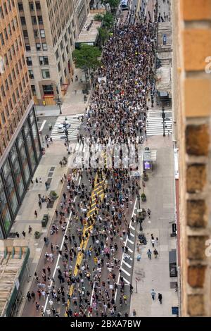 Des milliers de personnes défilent à New York pour protester contre la mort de George Floyd, le 5 juin 2020, aux États-Unis Banque D'Images