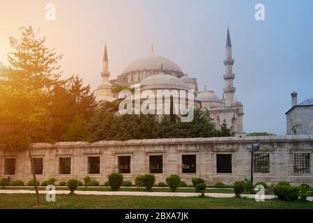 Un beau mur entourant la Mosquée bleue avec la lumière du soleil du matin Banque D'Images