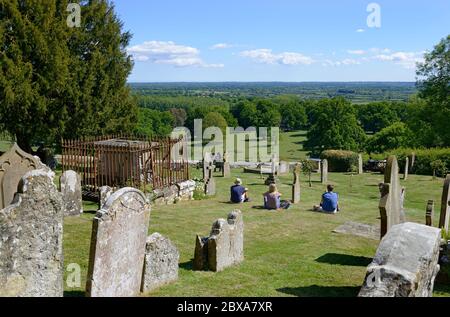 Village de Boughton Monchelsea, Kent, Royaume-Uni. Cimetière de l'église Saint-Pierre et vue sur le Weald de Kent. Quelques personnes visitant le stage de chantier naval Banque D'Images