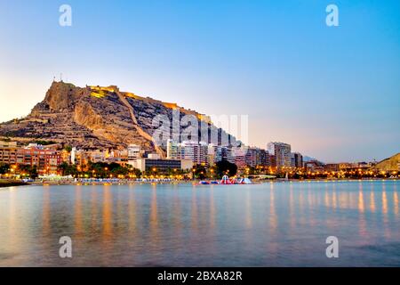 Vue sur la Playa del Postiguet avec le château de Santa Bárbara, Alicante, Espagne Banque D'Images