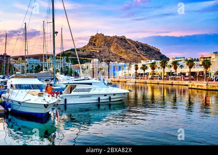 Vue sur le port avec le château de Santa Bárbara, Alicante, Espagne Banque D'Images