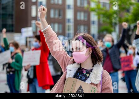 Eindhoven, pays-Bas. 06e juin 2020. EINDHOVEN, 06-06-2020, Stadhuisplein Eindhoven, Black Lives Matter Protest à Eindhoven. Des personnes protestent contre le racisme institutionnel aux États-Unis d'Amérique et dans l'Union européenne. Crédit : Pro Shots/Alamy Live News Banque D'Images