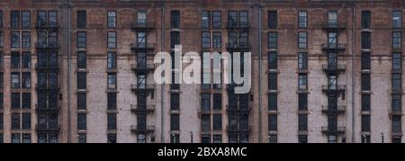 Image panoramique d'un bâtiment industriel classique en brique rouge à New York avec échelles d'évacuation au feu, New York, États-Unis Banque D'Images