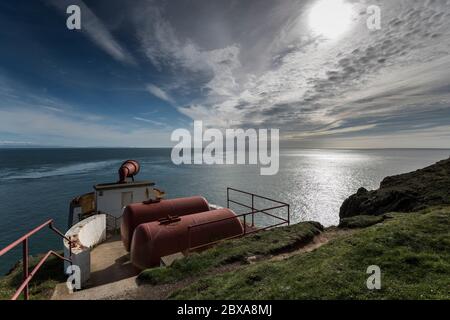 Foghorn au phare de Mull de Galloway avec l'étendue de la mer d'Irlande et la lumière du soleil en arrière-plan Banque D'Images