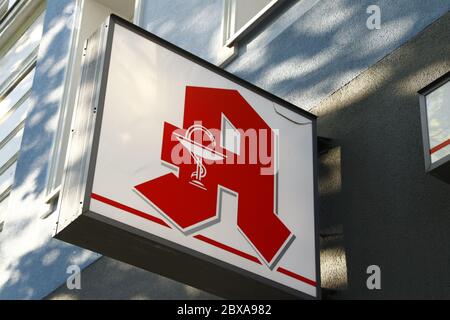 Berlin / Allemagne - 22 avril 2020 : gros plan d'un signe Apotheke (signifiant pharmacie / apothicaire). A rouge et gras sur fond blanc. Banque D'Images