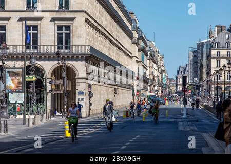Paris, France - 29 mai 2020 : les cyclistes se ruent sur une rue vide (rue de Rivoli) après le confinement de la COVID-19-pandémie à Paris Banque D'Images