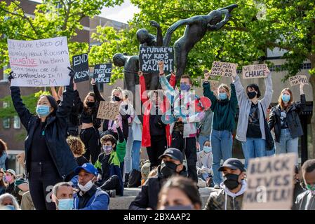 Eindhoven, pays-Bas. 06e juin 2020. EINDHOVEN, 06-06-2020, Stadhuisplein Eindhoven, Black Lives Matter Protest à Eindhoven. Des personnes protestent contre le racisme institutionnel aux États-Unis d'Amérique et dans l'Union européenne. Crédit : Pro Shots/Alamy Live News Banque D'Images