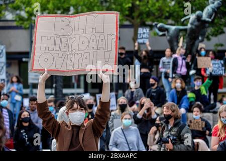 Eindhoven, pays-Bas. 06e juin 2020. EINDHOVEN, 06-06-2020, Stadhuisplein Eindhoven, Black Lives Matter Protest à Eindhoven. Des personnes protestent contre le racisme institutionnel aux États-Unis d'Amérique et dans l'Union européenne. Crédit : Pro Shots/Alamy Live News Banque D'Images