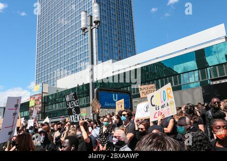 Des foules de manifestants avec des pancartes antiracistes à Black Lives ont des protestations importantes sur Alexanderplatz Berlin, Allemagne, après la mort de George Floyd. Banque D'Images