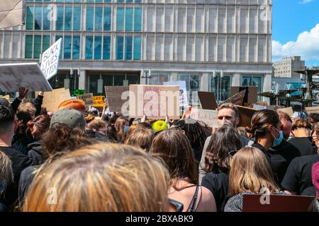 Les manifestants et les « racistes de Make ont peur à nouveau » signent une manifestation de Black Lives Matter à la suite de la mort de George Floyd sur Alexanderplatz Berlin, Allemagne. Banque D'Images