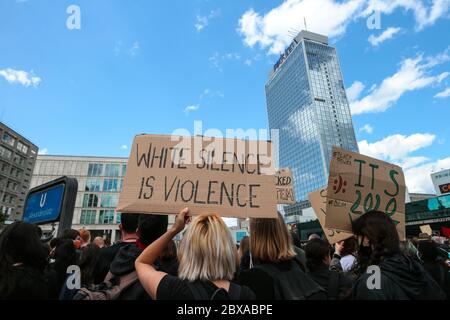 Le signe « le silence blanc, c'est la violence » lors d'une manifestation Black Lives Matter à la suite de la mort de George Floyd sur Alexanderplatz Berlin, en Allemagne. Banque D'Images