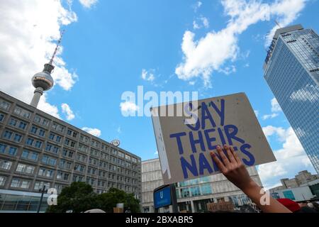 Protantistor tient un panneau « dites-leur » à une manifestation Black Lives Matter suite à la mort de George Floyd sur Alexanderplatz Berlin, en Allemagne. Banque D'Images