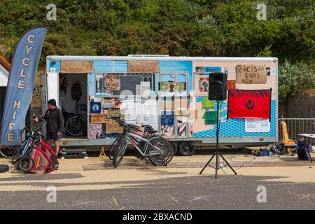 Panneaux anti-racisme noirs, les vies comptent sur la bande-annonce de location de vélos pour Black Lives Matter, BLM, manifestation anti-racisme à Bournemouth, Dorset UK en juin Banque D'Images