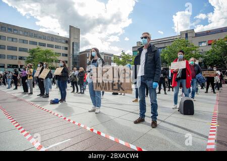 Eindhoven, pays-Bas. 06e juin 2020. EINDHOVEN, 06-06-2020, Stadhuisplein Eindhoven, Black Lives Matter Protest à Eindhoven. Des personnes protestent contre le racisme institutionnel aux États-Unis d'Amérique et dans l'Union européenne. Crédit : Pro Shots/Alamy Live News Banque D'Images