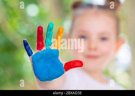 Petite fille avec des mains peintes concept éducation, école, créativité sélection Focus. Photo de haute qualité Banque D'Images