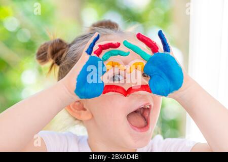 Petite fille avec des mains peintes concept éducation, école, créativité sélection Focus. Photo de haute qualité Banque D'Images