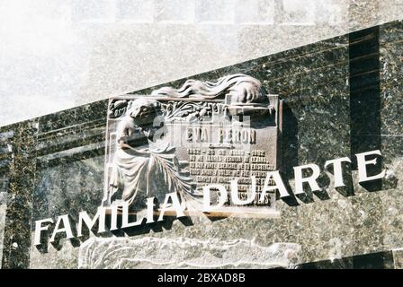 BUENOS AIRES, ARGENTINE-AVRIL 04,2008: la tombe d'eva peron est sur la cimétrie recoleta à buenos aires Banque D'Images