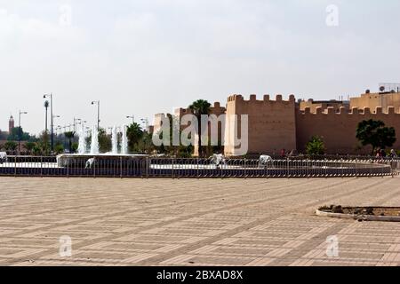 Fontaines devant les murs de la ville autour de la Kasbah de Taroudant, Maroc Banque D'Images